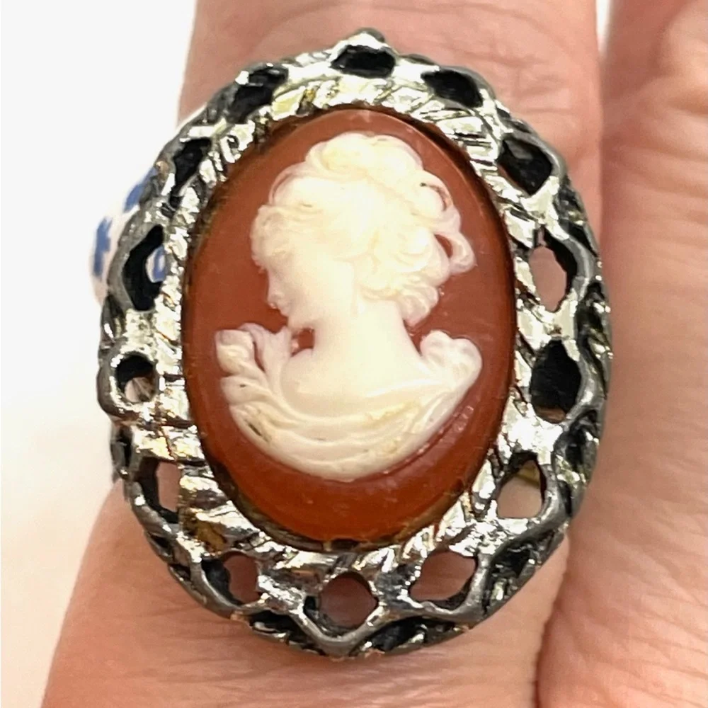 Very Vintage Cameo Fashion Ring Sz. 8